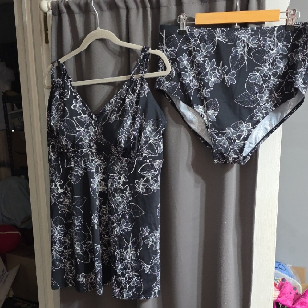 Swimsuits For All Women's 2 Piece Swimsuit Black/White Floral Bra Sz 22‎ EUC
